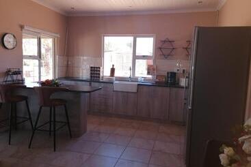 تختخواب و صبحانه Apollis Cottage
