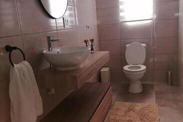 تختخواب و صبحانه Apollis Cottage