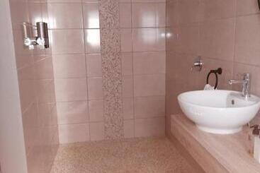تختخواب و صبحانه Apollis Cottage