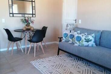 تختخواب و صبحانه Apollis Cottage