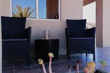 تختخواب و صبحانه Apollis Cottage