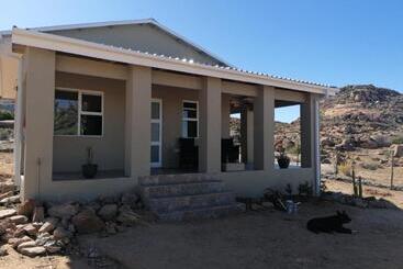 تختخواب و صبحانه Apollis Cottage