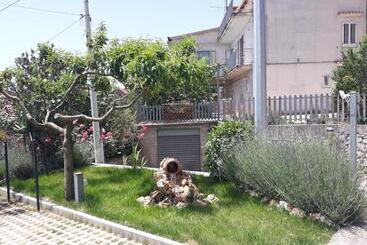 تختخواب و صبحانه Bb Santalucia