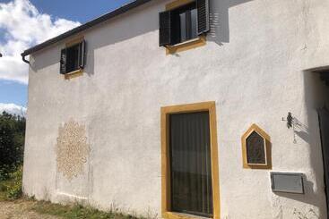 مبيت وإفطار House Of The Three Marias