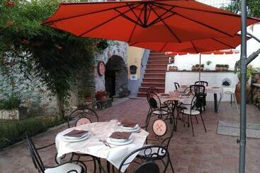 تختخواب و صبحانه Country House La Scortica