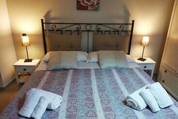 تختخواب و صبحانه Country House La Scortica