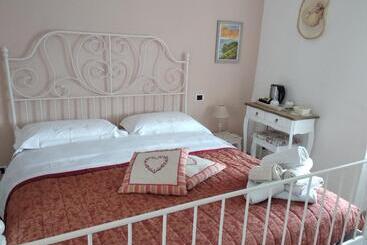 تختخواب و صبحانه Country House La Scortica