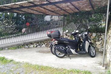 تختخواب و صبحانه Country House La Scortica