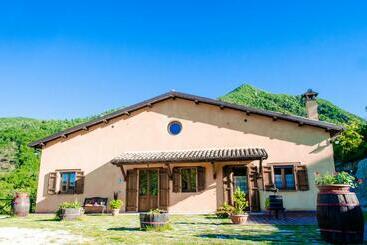 هتل Agriturismo Pompagnano