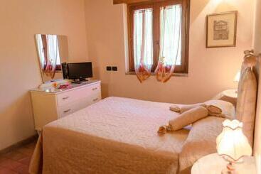 هتل Agriturismo Pompagnano