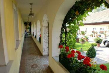 Pension Arkadenhof