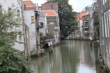 تختخواب و صبحانه Blom Aan De Gracht