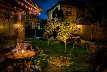 هتل Red House Family