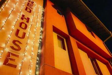 هتل Red House Family
