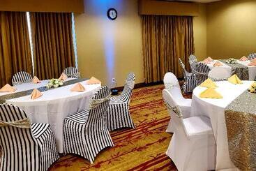 Holiday Inn Express Hotel & Suites Cherry Hills, An Ihg