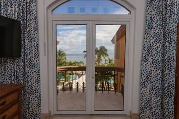 هتل Belizean Cove Estates