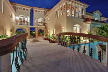 هتل Belizean Cove Estates