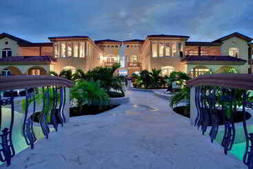 هتل Belizean Cove Estates