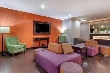 هتل Comfort Suites