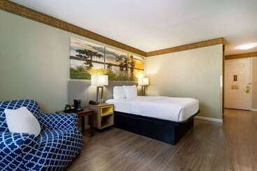 هتل Days Inn By Wyndham Mountain Home