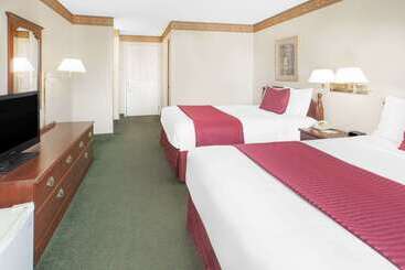 هتل Days Inn By Wyndham Mountain Home