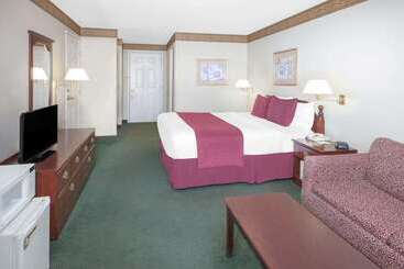 هتل Days Inn By Wyndham Mountain Home