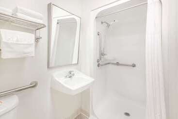 هتل Days Inn By Wyndham Mountain Home