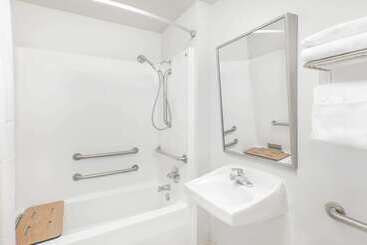 هتل Days Inn By Wyndham Mountain Home
