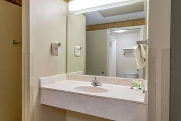 هتل Days Inn By Wyndham Mountain Home