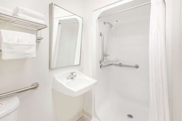 هتل Days Inn By Wyndham Mountain Home