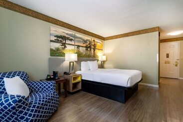 هتل Days Inn By Wyndham Mountain Home