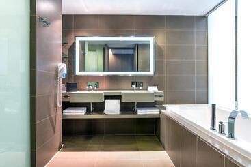 هتل Four Points by Sheraton Bangkok Ploenchit
