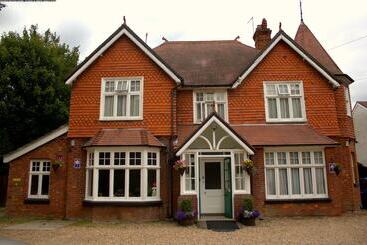 Отель Gatwick Turret Guest House