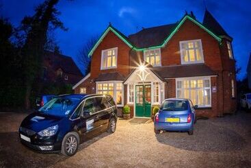 Отель Gatwick Turret Guest House