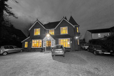 Отель Gatwick Turret Guest House
