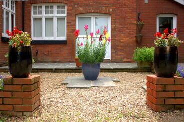هتل Gatwick Turret Guest House