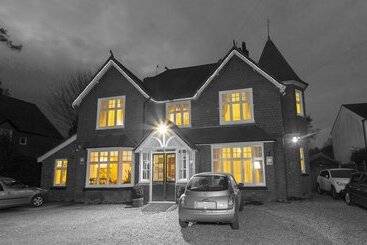 Отель Gatwick Turret Guest House