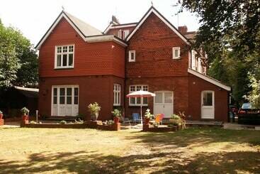 Отель Gatwick Turret Guest House