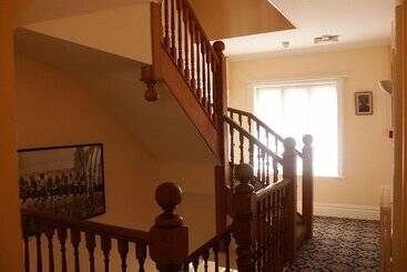 هتل Gatwick Turret Guest House
