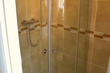 Отель Gatwick Turret Guest House
