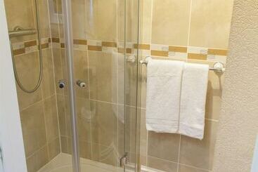 Отель Gatwick Turret Guest House
