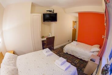 Отель Gatwick Turret Guest House