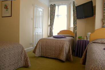 Отель Gatwick Turret Guest House