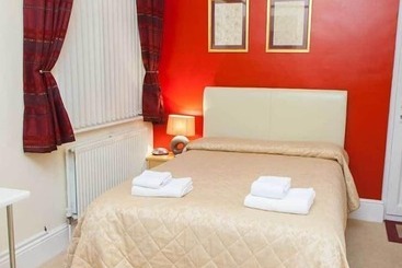 Отель Gatwick Turret Guest House