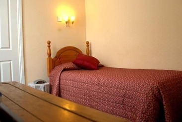 Отель Gatwick Turret Guest House