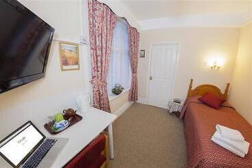 Отель Gatwick Turret Guest House