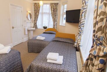 Отель Gatwick Turret Guest House