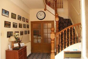 Отель Gatwick Turret Guest House