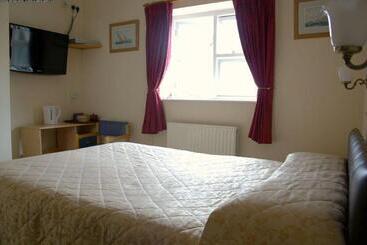 Отель Gatwick Turret Guest House