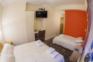 Отель Gatwick Turret Guest House